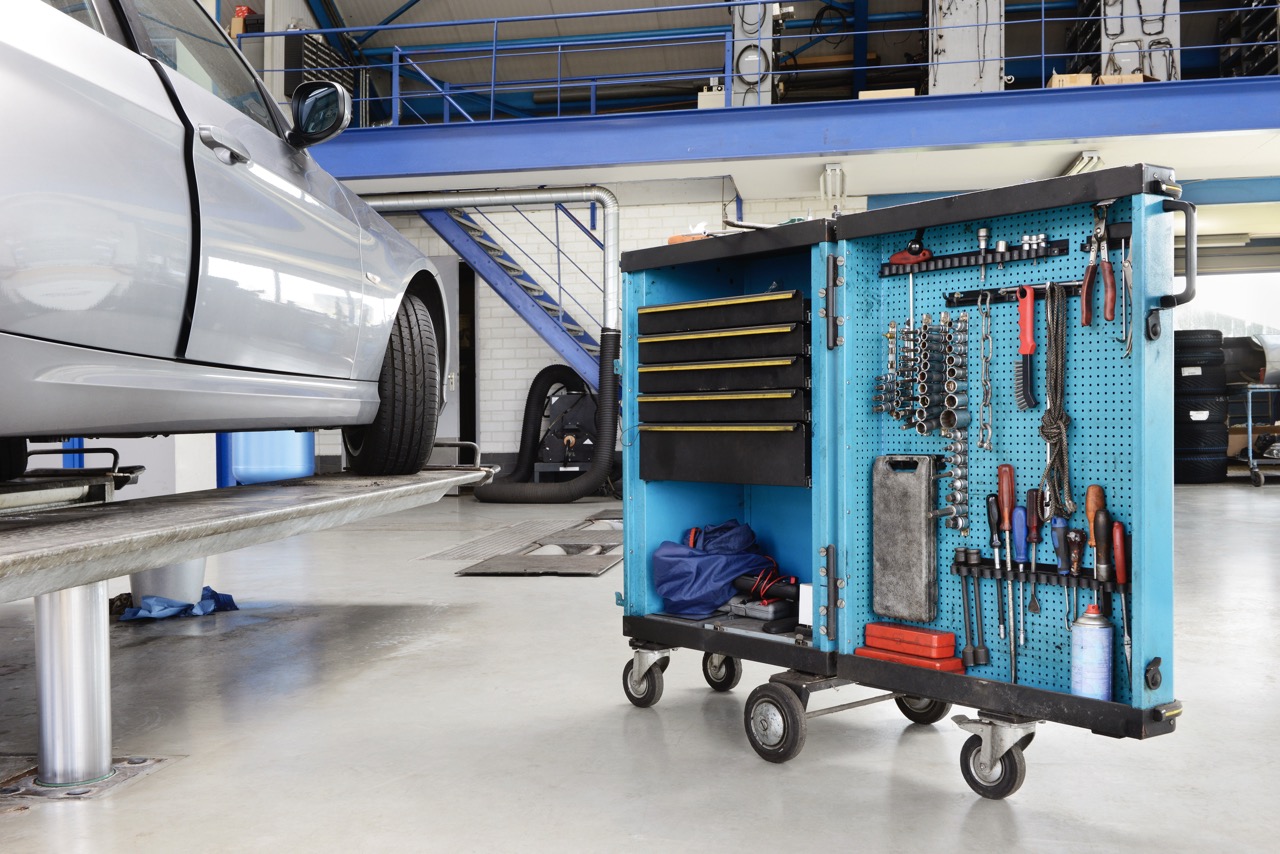 Workshop with tool cart